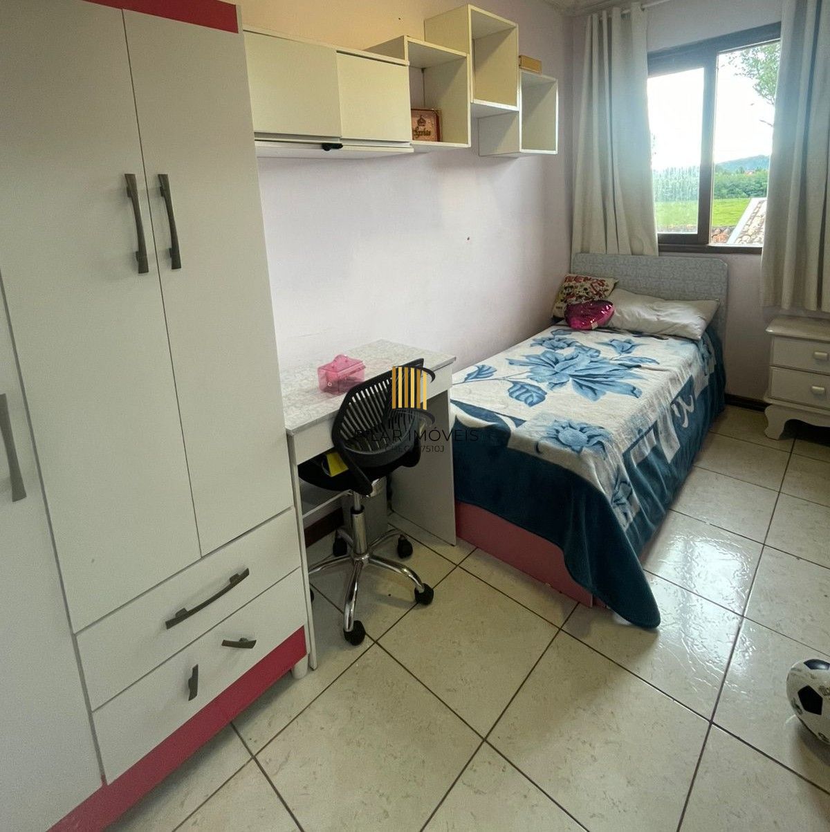 Lindo sobrado com 3 dormitórios á venda no bairro Hípica.