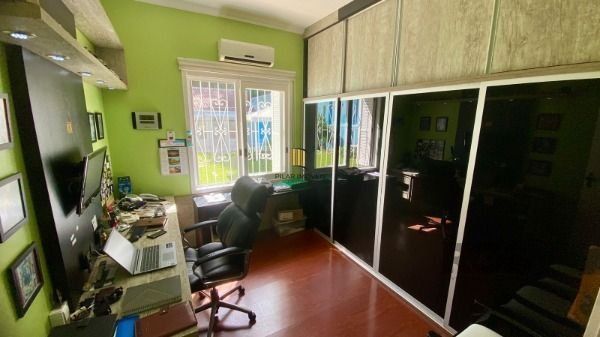 Casa em Porto Alegre, no bairro Vila Assunção, com 3 dormitório(s), e 3 banheiro