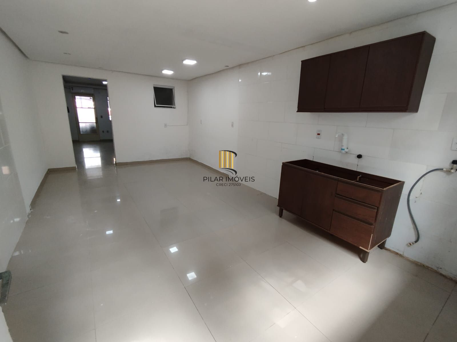 Casa 2 dorm, sala, cozinha, banheiro e área gourmet. Aceita carro no negócio. Nã