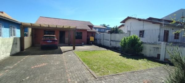 Casa em Porto Alegre, no bairro Camaquã, com 2 dormitório(s), e 2 banheiros, à v