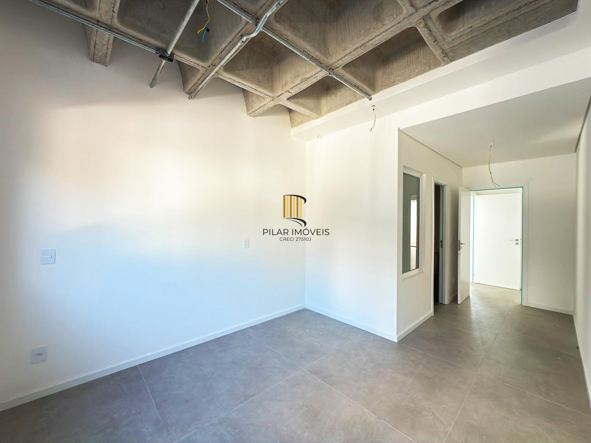 Belíssimo apartamento com 230,6m2, 3 suítes e 4 vagas de garagem. Projeto diferenciado e vista deslumbrante para o pôr do sol do Guaíba.