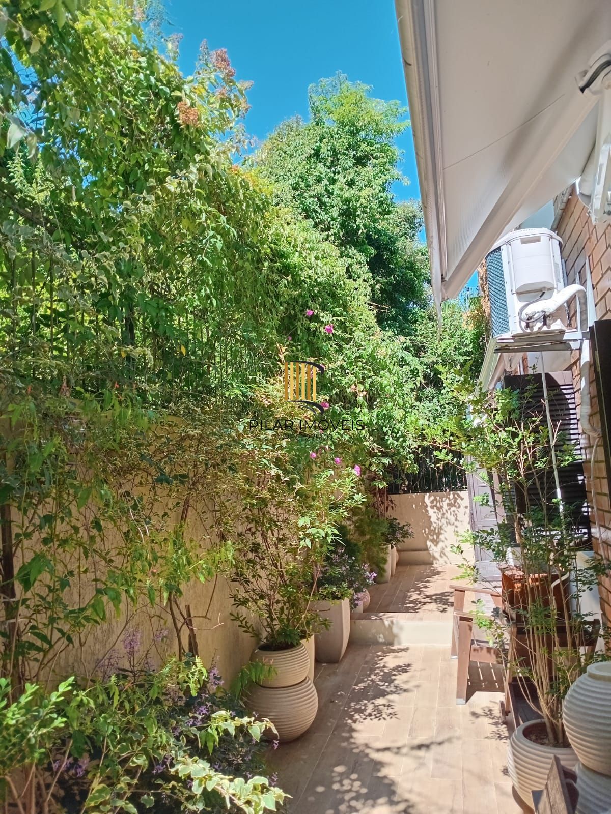 Ótimo apartamento Garden, 3 dormitórios, 1 suíte, lareira, sacada, no bairro Cristal.