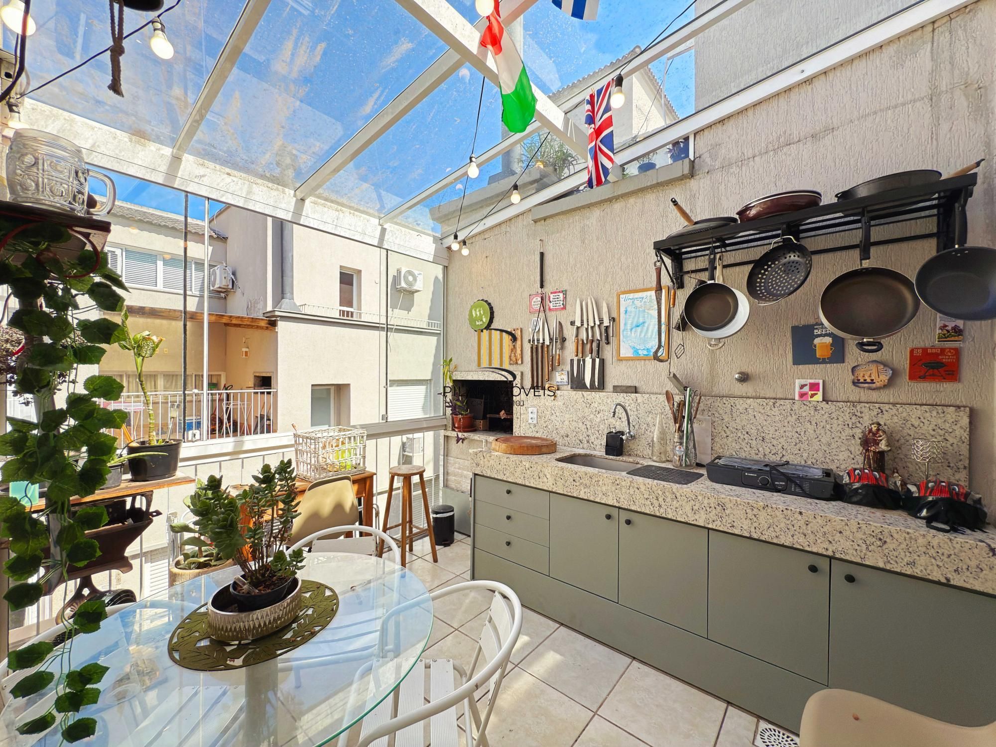 Triplex 4 dormitórios no bairro Pedra Redonda