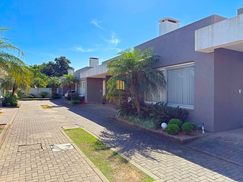 Casa térrea em condomínio fechado com 3 suítes.