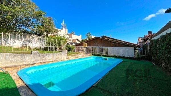 Casa em Porto Alegre, no bairro Tristeza, com 4 dormitório(s), à venda.