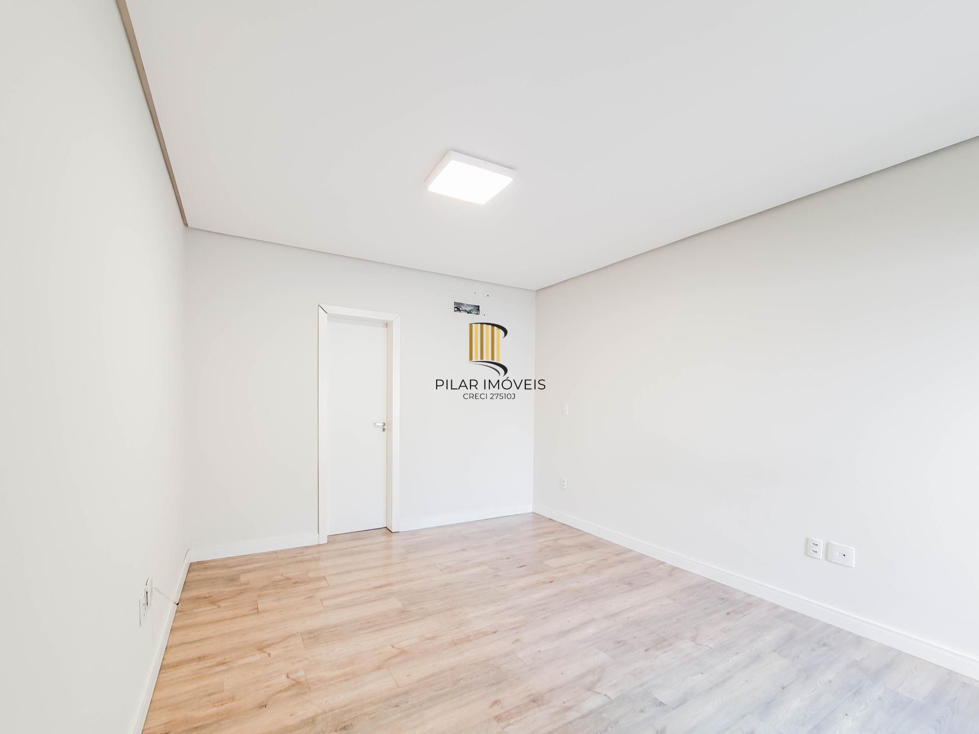 Linda casa Térrea em Condomínio, 3 suítes, 3 vagas cobertas, pátio com Piscina!
