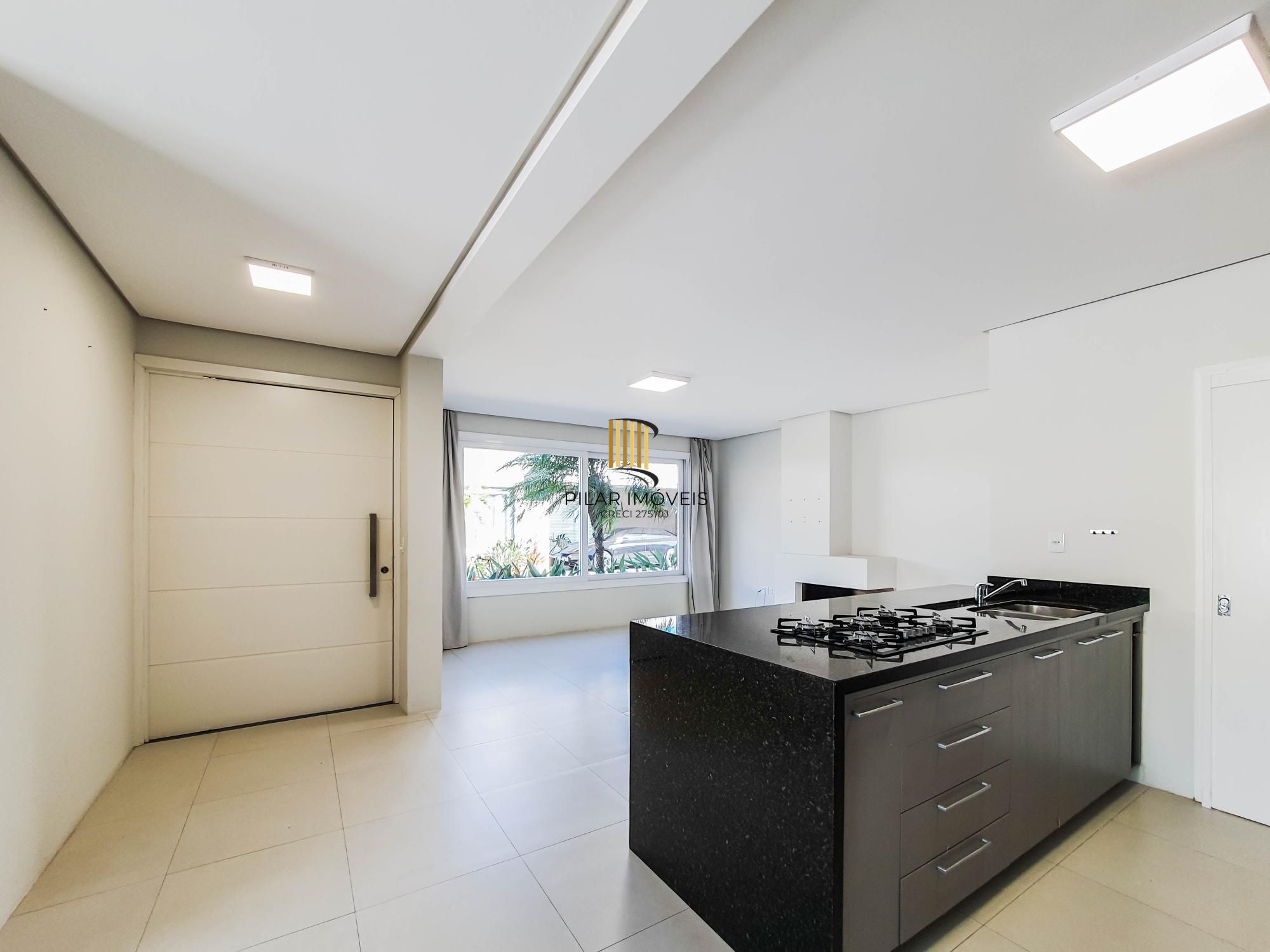 Linda casa Térrea em Condomínio, 3 suítes, 3 vagas cobertas, pátio com Piscina!