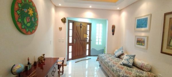 Casa em Porto Alegre, no bairro Nonoai, com 6 dormitório(s), e 6 banheiros, à ve