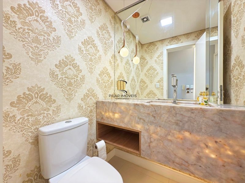 Casa térrea em condomínio fechado com 3 suítes.