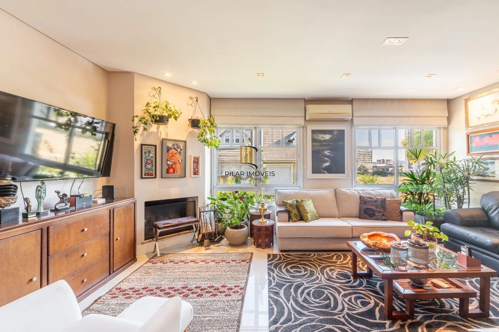 Belíssima casa em condomínio com 218,3m² com 4 dorm., 2 suítes e 2 vagas. Situada no charmoso Residencial Terra Mater.