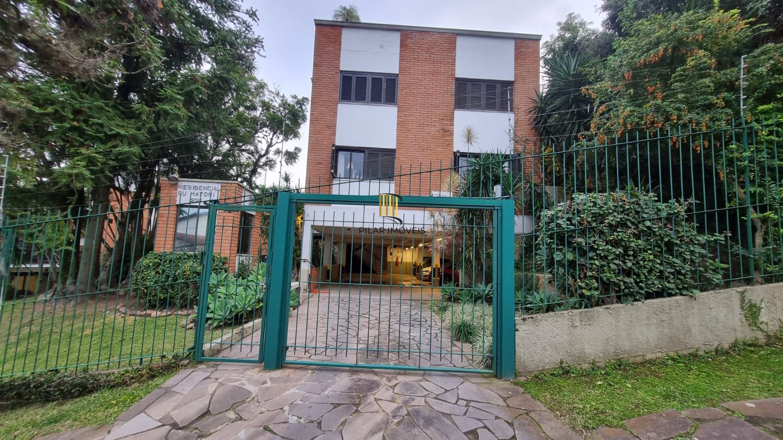Ótimo apartamento Garden, 3 dormitórios, 1 suíte, lareira, sacada, no bairro Cristal.
