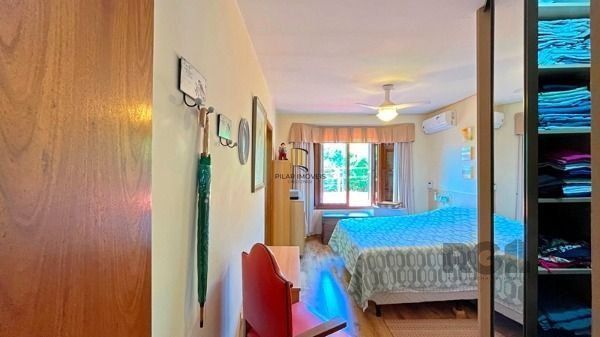 Casa em Porto Alegre, no bairro Ipanema, com 3 dormitório(s), e 3 banheiros, à v