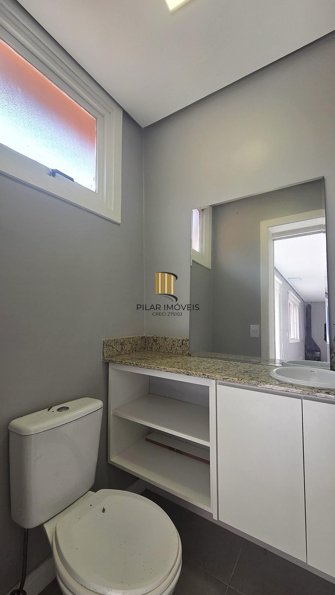 Excelente casa em condomínio fechado, com 252 m² de área privativa, com 4 dormitórios, 1 suíte e 2 vagas de garagem.
