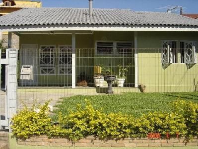 Casa em Porto Alegre, no bairro Ipanema, com 3 dormitório(s), e 3 banheiros, à v