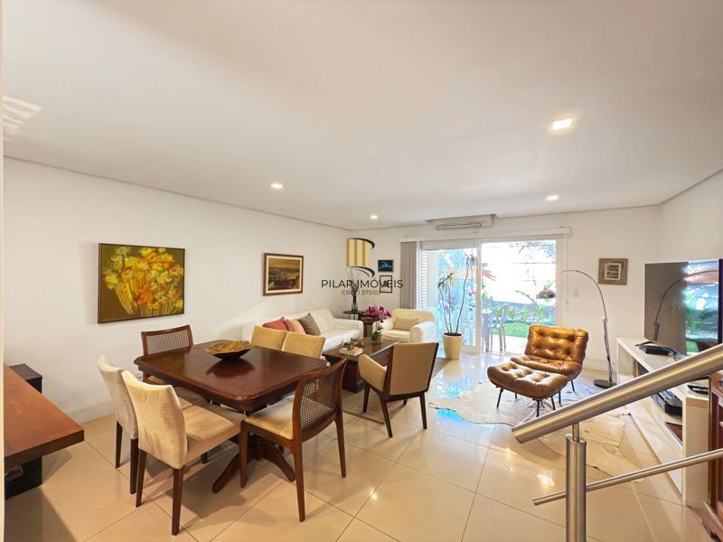 Linda Residência com 3 dormitórios e 1 suíte no Bairro Tristeza para venda.