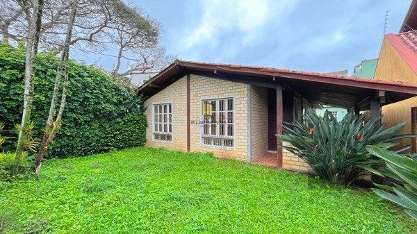 Casa em Porto Alegre, no bairro Ipanema, com 3 dormitório(s), e 3 banheiros