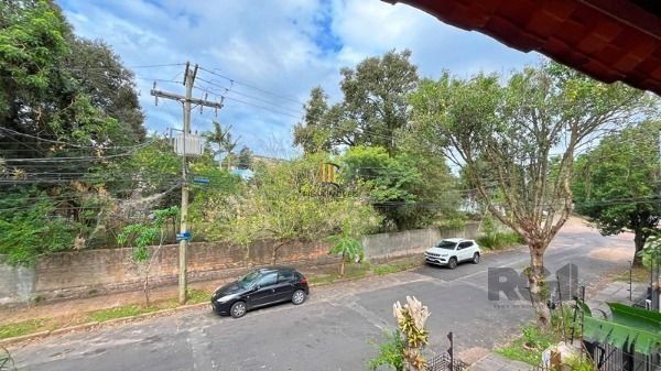 Casa em Porto Alegre, no bairro Guarujá, com 3 dormitório(s), e 3 banheiros, à v