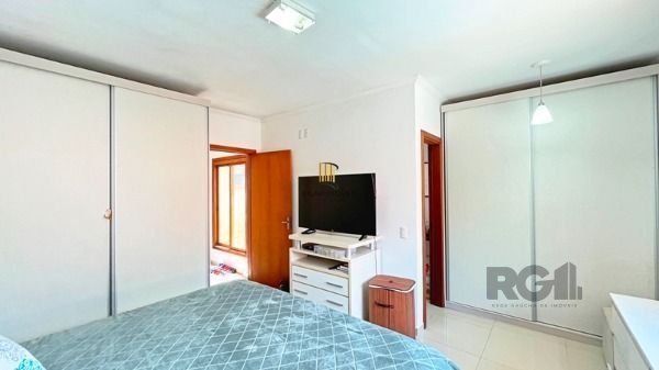 Casa em Porto Alegre, no bairro Tristeza, com 3 dormitório(s), e 3 banheiros, à 