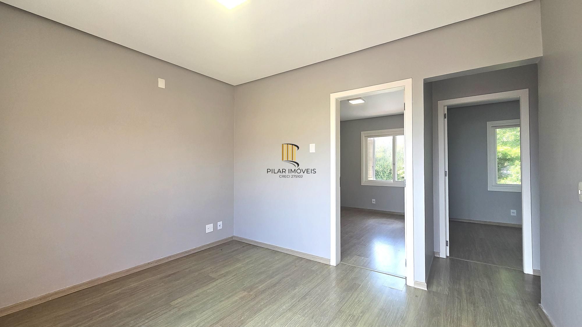Excelente casa em condomínio fechado, com 252 m² de área privativa, com 4 dormitórios, 1 suíte e 2 vagas de garagem.