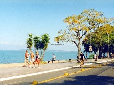 Terreno em Porto Alegre, no bairro Guarujá, à venda.