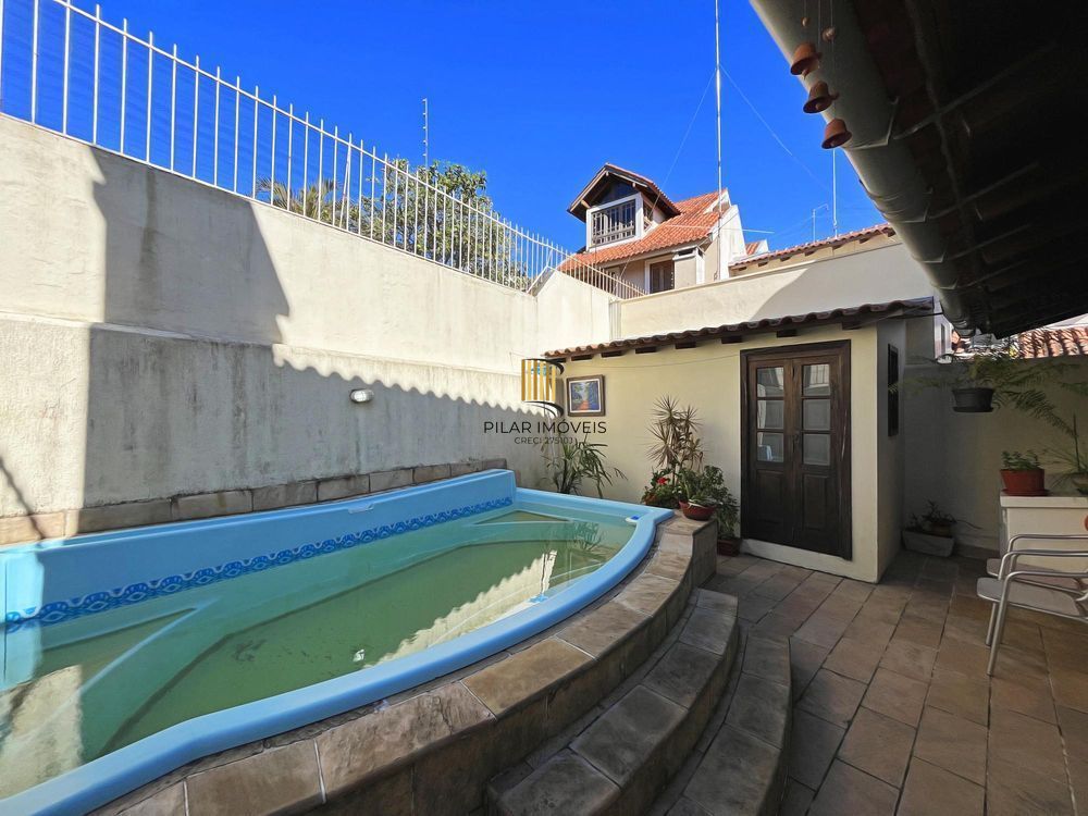 Ótima residência com 3 dormitórios, sendo 1 suíte, lareira e piscina.