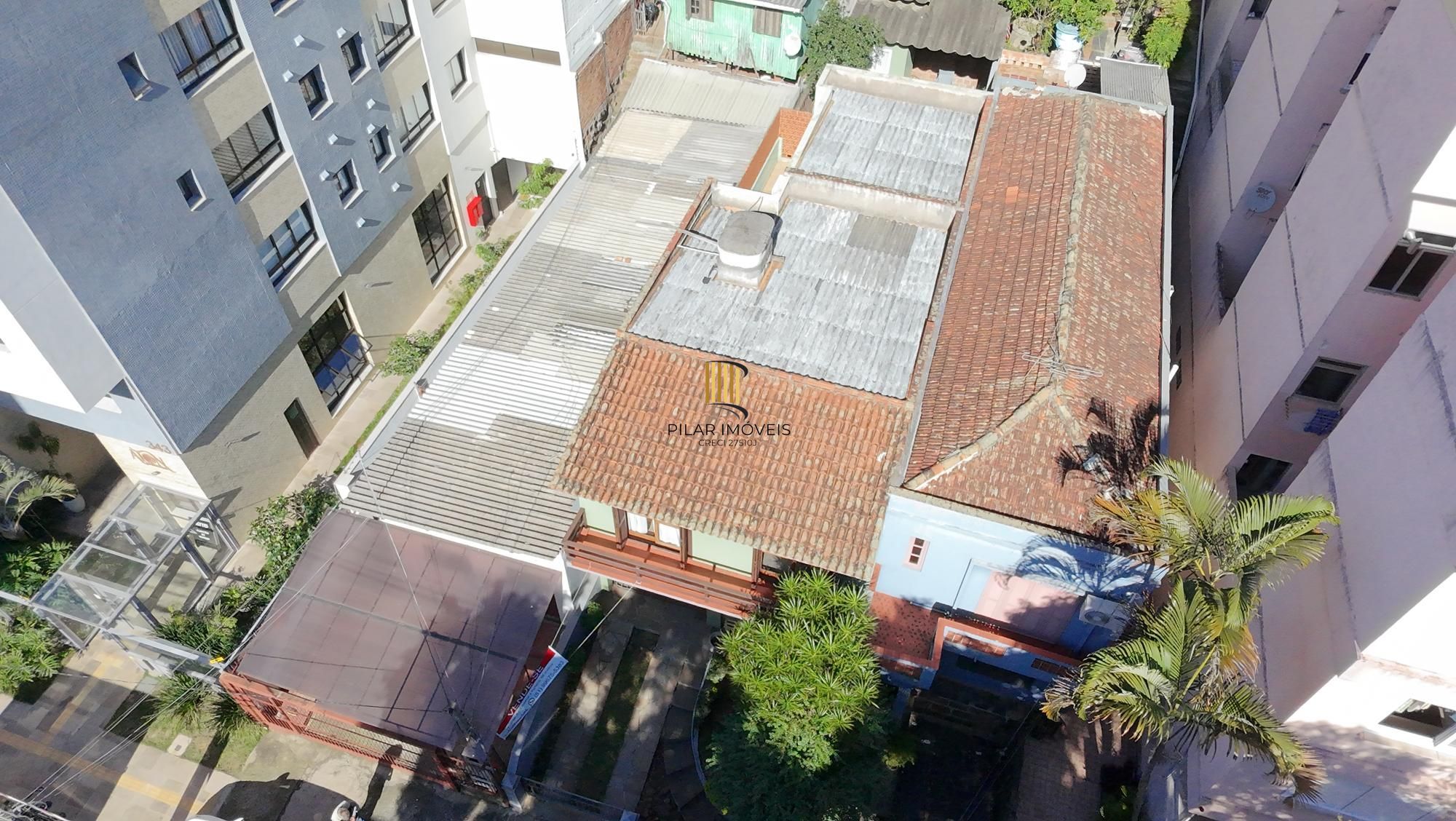 Casa com 3 dormitórios e 1 vaga de garagem, em terreno com 435,60m² (6,60m de frente por 66,00m de extensão).