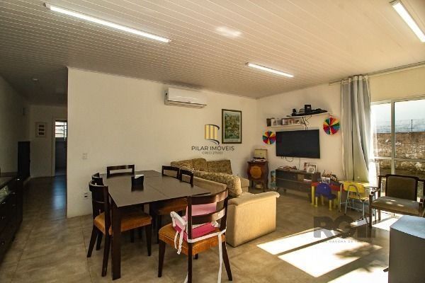 Casa em Porto Alegre, no bairro Vila Nova, com 6 dormitório(s), e 6 banheiros, à