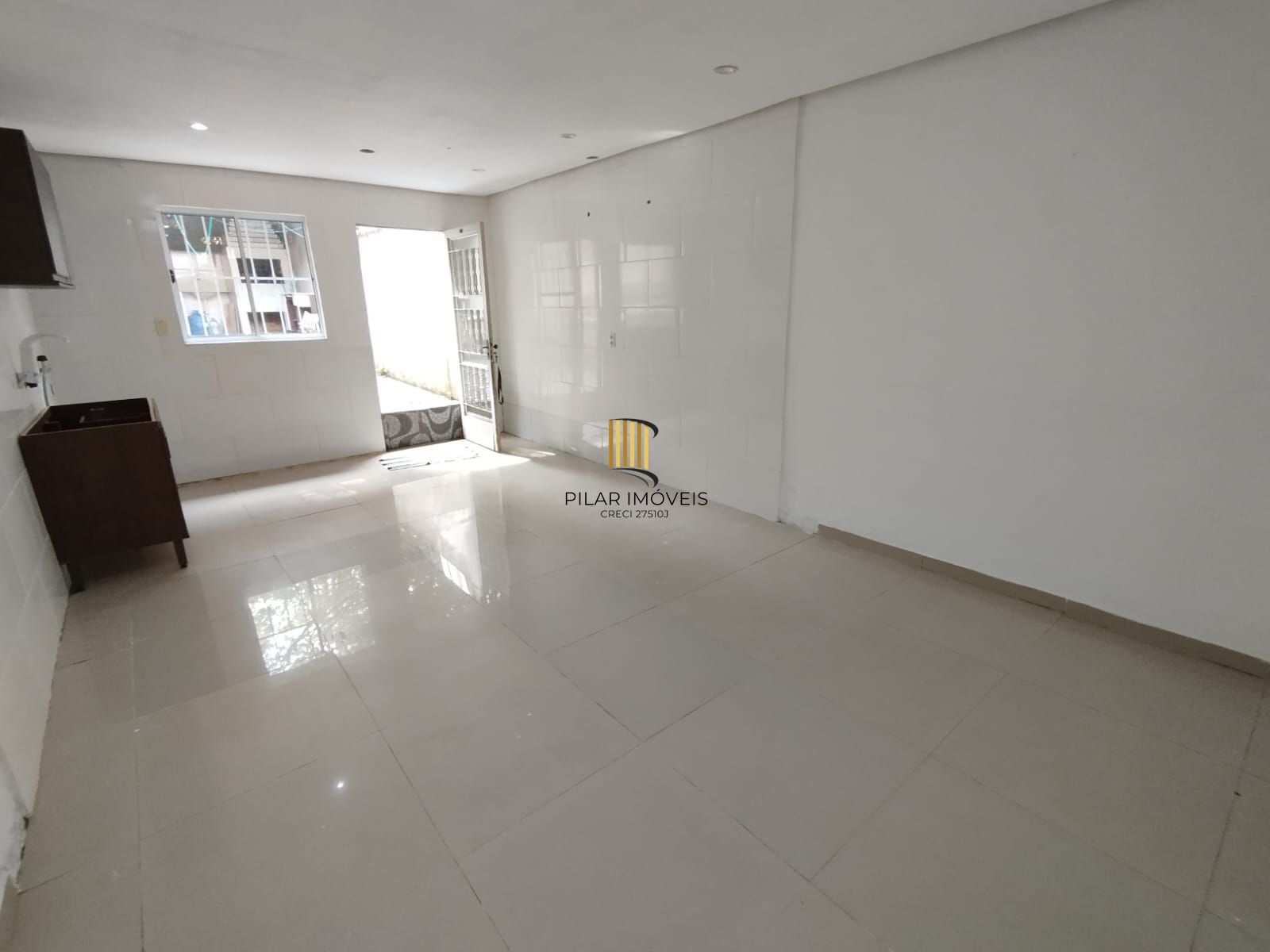 Casa 2 dorm, sala, cozinha, banheiro e área gourmet. Aceita carro no negócio. Nã