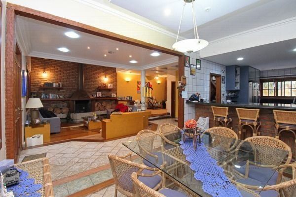 Casa em Porto Alegre, no bairro Guarujá, com 3 dormitório(s), e 3 banheiros, à v