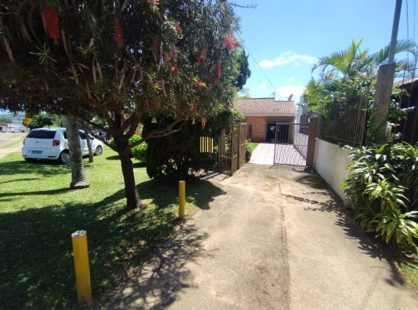 Casa em Porto Alegre, no bairro Vila Nova, com 2 dormitório(s), e 2 banheiros, à