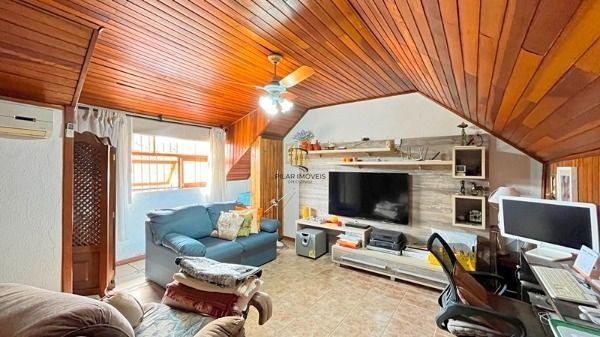 Casa em Porto Alegre, no bairro Guarujá, com 3 dormitório(s), e 3 banheiros, à v