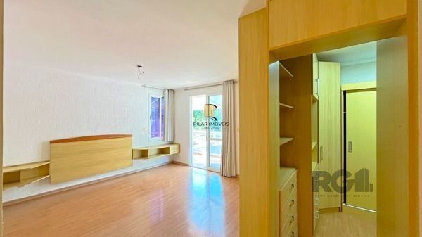 Casa em Porto Alegre, no bairro Nonoai, com 4 dormitório(s), à venda.