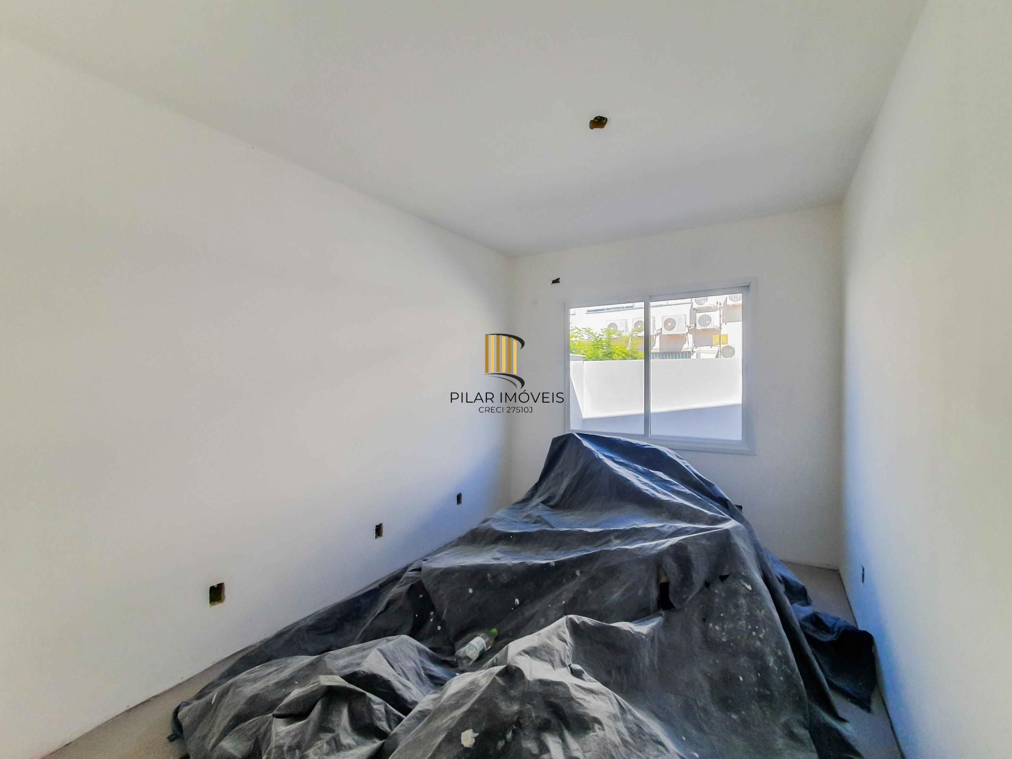 Casa em condomínio 4 D, sendo um dormitório no térreo, 168 m², garagem coberta