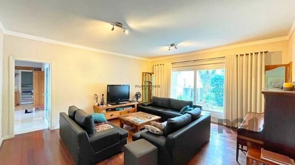 Casa em Porto Alegre, no bairro Ipanema, e 0 banheiros, à venda.