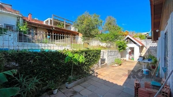 Casa em Porto Alegre, no bairro Tristeza, com 4 dormitório(s), à venda.