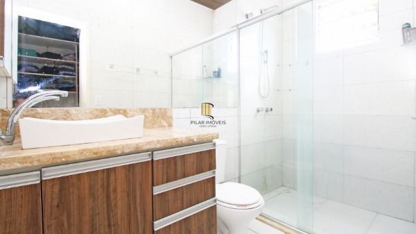 Casa bairro Medianeira, com 3 dormitórios, 2 banheiros, com piscina para venda.