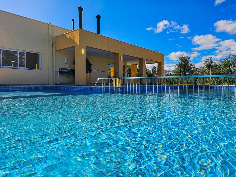 Condomínio Garden, bairro Hípica, 3 dormitórios, 1 suíte, pátio, infra de clube