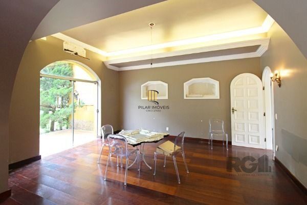 Casa em Porto Alegre, no bairro Pedra Redonda, com 7 dormitório(s), e 7 banheiro