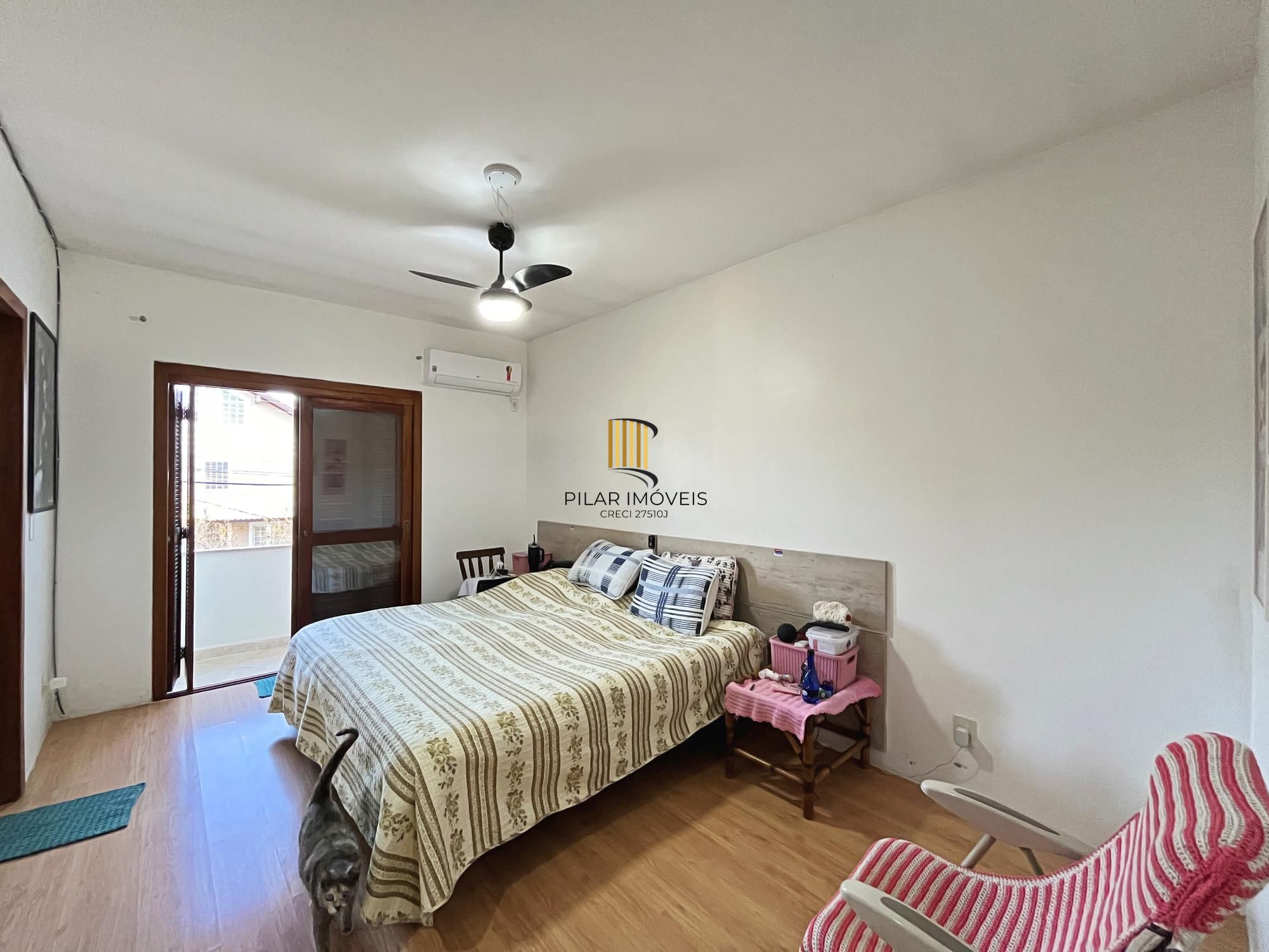 Residência com 4 dormitórios sendo 1 suites no Bairro Guarujá.