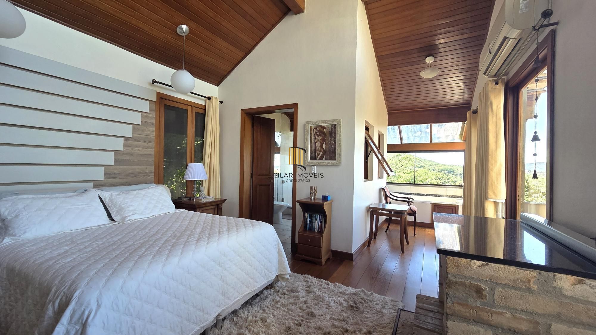 Belíssima residência com 4 dormitórios, 2 suítes com closet e vista deslumbrante para o lago Guaíba.