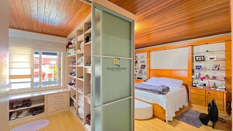 Casa de esquina com 285m², 3 dormitórios, sendo 1 suites, 4 vagas - amplo pátio 