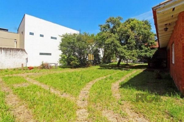 Casa em Porto Alegre, no bairro Ipanema, com 6 dormitório(s), à venda.