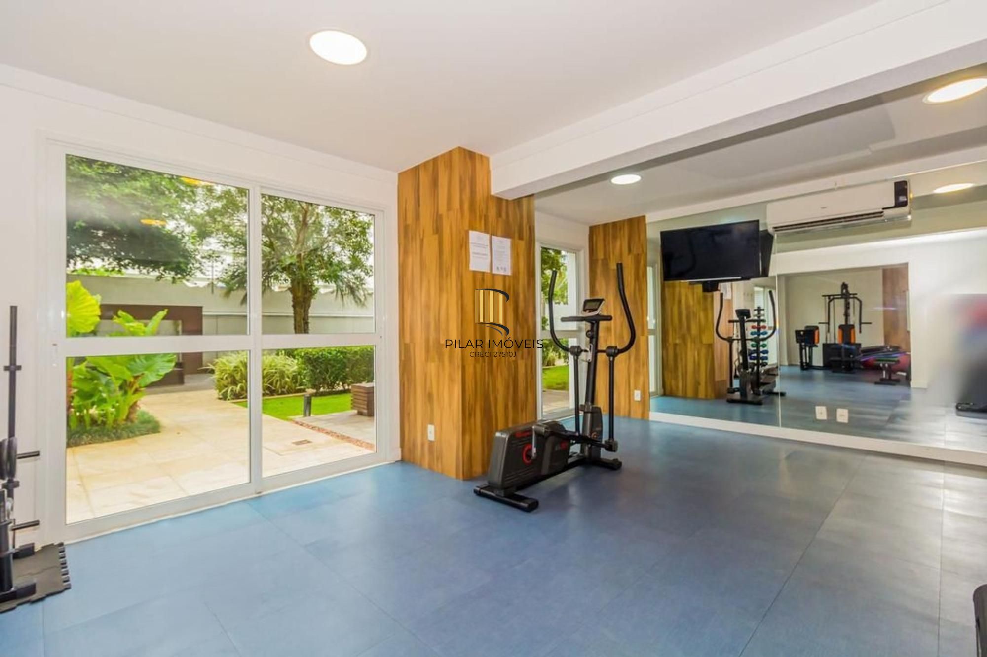 Apartamento semi mobiliado, 2 dormitórios, 1 suíte e 1 vaga de garagem coberta no bairro Menino Deus em Porto Alegre.