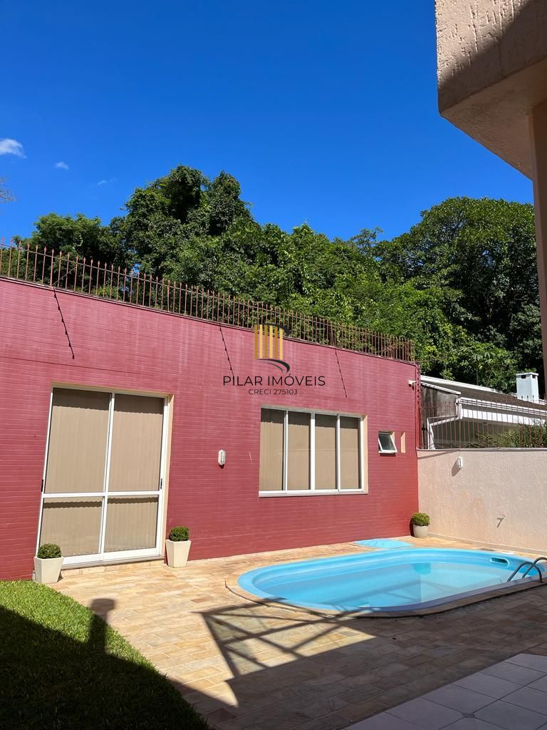 Casa em Porto Alegre, no bairro Nonoai, com 4 dormitório(s), à venda.