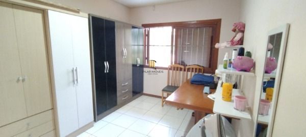 Casa em Porto Alegre, no bairro Nonoai, com 6 dormitório(s), e 6 banheiros, à ve