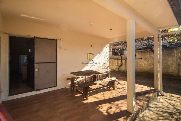 Casa em Porto Alegre, no bairro Vila Nova, com 6 dormitório(s), e 6 banheiros, à