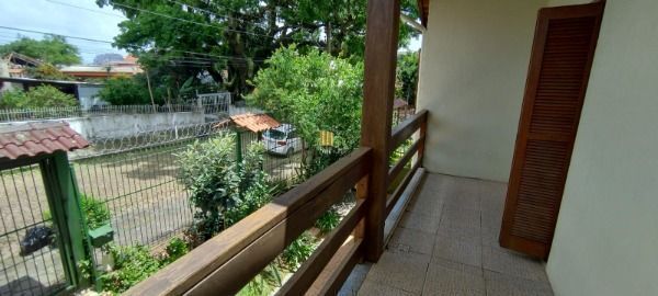 Casa em Porto Alegre, no bairro Nonoai, com 6 dormitório(s), e 6 banheiros, à ve