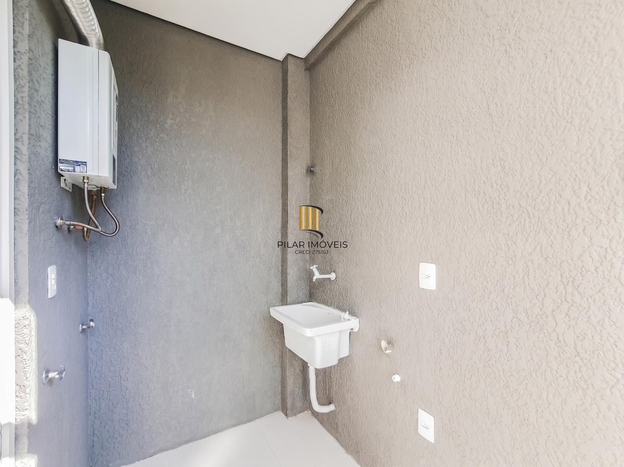 Linda casa Térrea em Condomínio, 3 suítes, 3 vagas cobertas, pátio com Piscina!