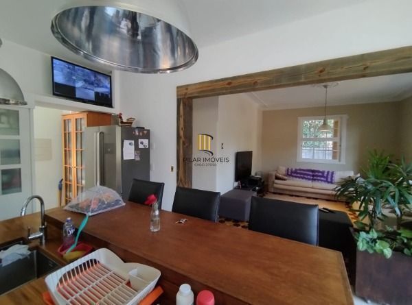 Casa em Porto Alegre, no bairro Vila Nova, com 3 dormitório(s), e 3 banheiros, à