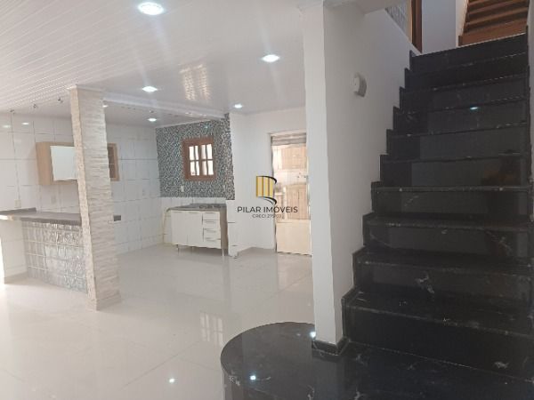 Casa em Porto Alegre, no bairro Restinga, com 4 dormitório(s), e 4 banheiros, à 